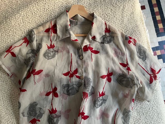 Blusa blanca con estampado floral rojo