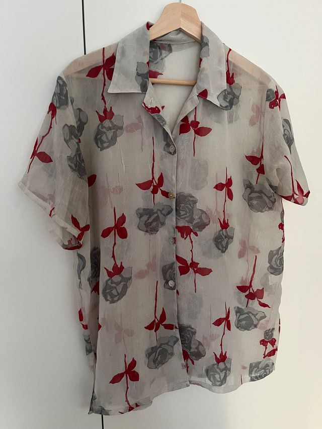 Blusa blanca con estampado floral rojo