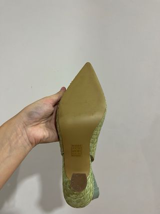 Tacones verdes con pedrería talla 40