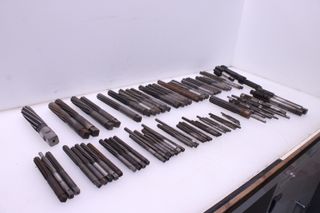 Juego 82ud. Escariadores y Machos de roscar