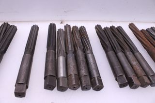 Juego 82ud. Escariadores y Machos de roscar