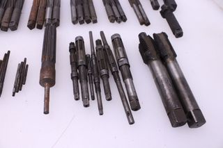 Juego 82ud. Escariadores y Machos de roscar