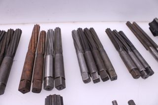 Juego 82ud. Escariadores y Machos de roscar