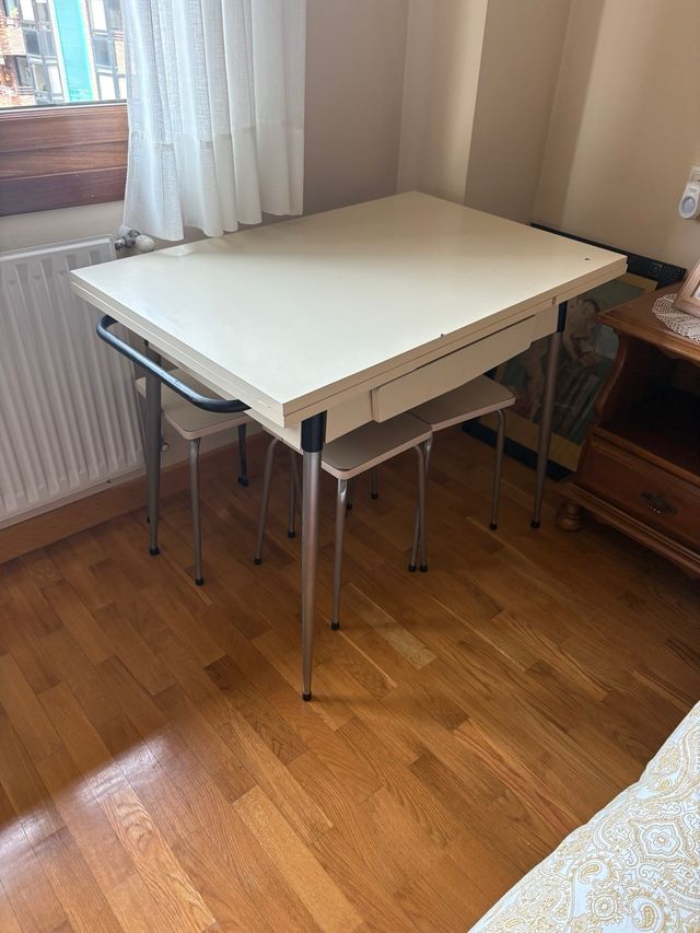 Mesa de cocina con 4 taburetes