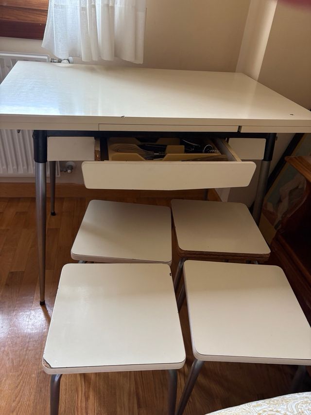 Mesa de cocina con 4 taburetes