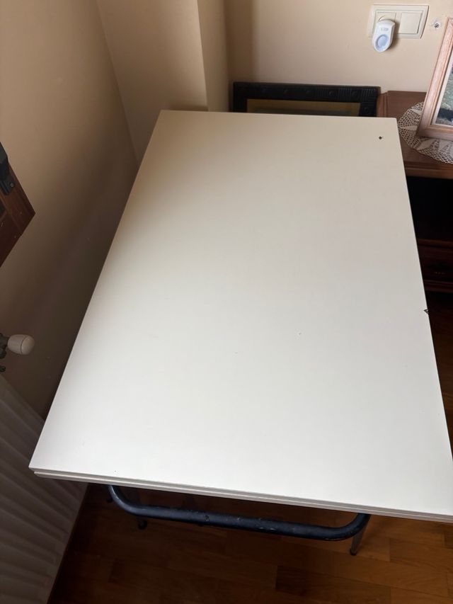 Mesa de cocina con 4 taburetes