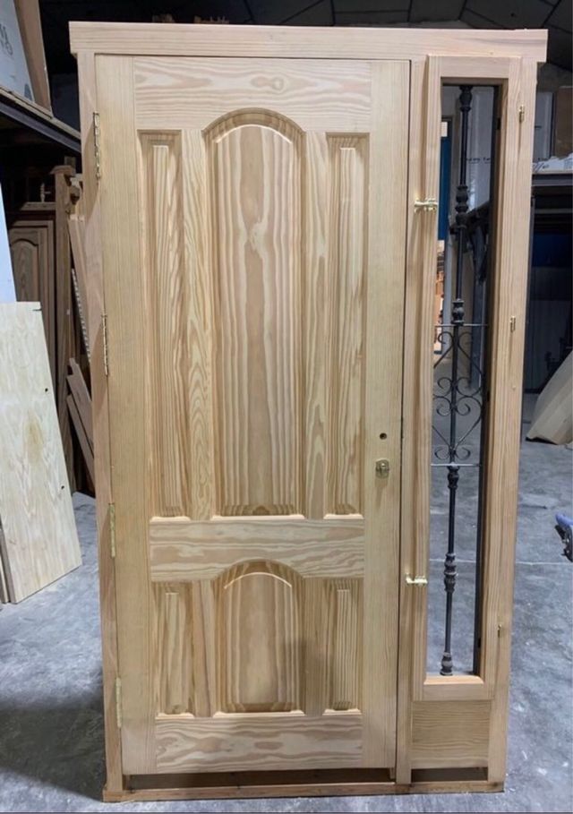 Puerta de calle madera con reja