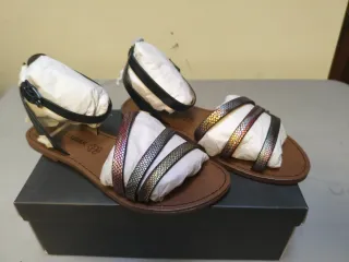 Sandalias planas con tiras multicolor