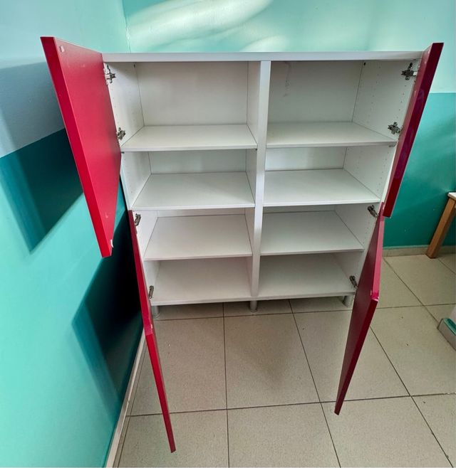 Mueble de doble puerta con baldas