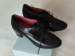 Zapatos negros de tacón con cordones