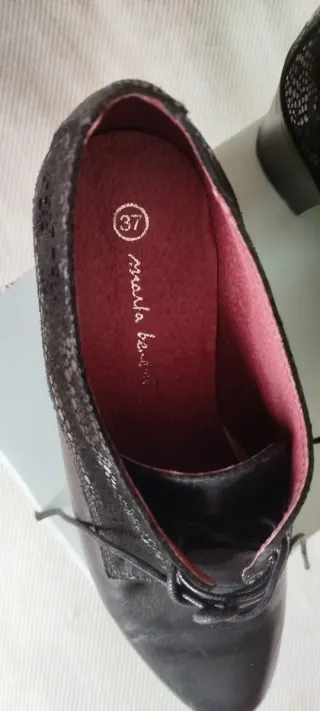 Zapatos negros de tacón con cordones