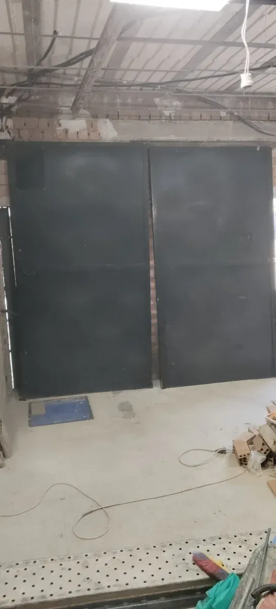 Puerta cochera hierro con marco