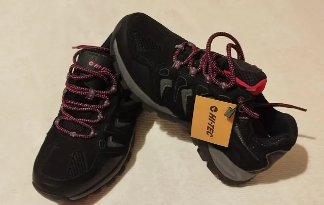 Zapatillas Trekking Hi-Tec Negras.