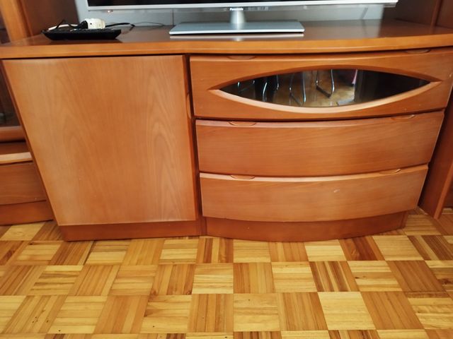 Aparador TV madera con estantes y cristal