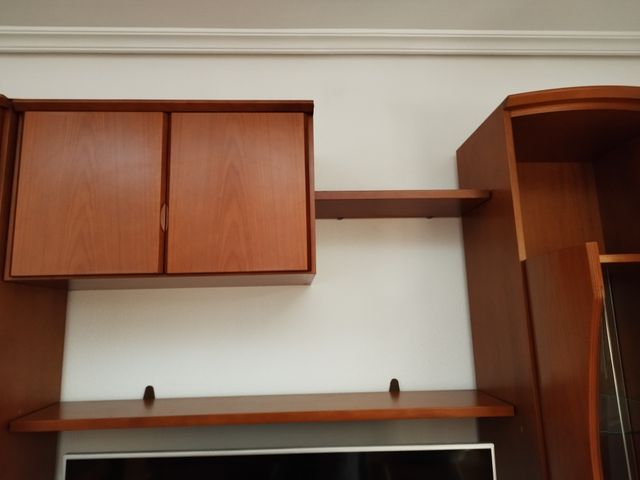 Aparador TV madera con estantes y cristal