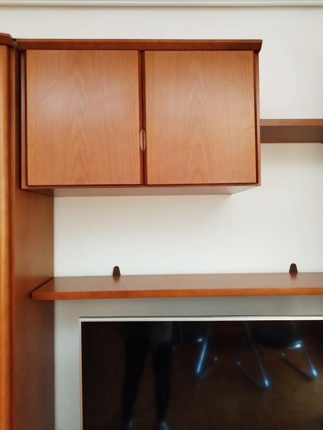 Aparador TV madera con estantes y cristal