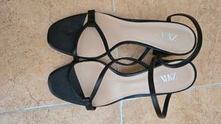 Sandalias de tacón color negro marca Zara