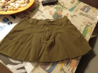Lote compuesto por Falda verde militar y blusa !