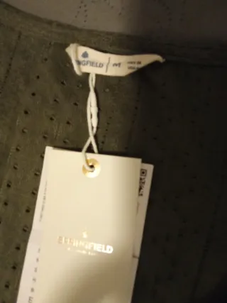 Lote compuesto por Falda verde militar y blusa !