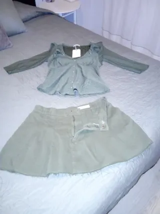 Lote compuesto por Falda verde militar y blusa !