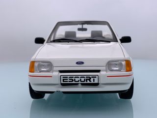 1:18 Ford Escort Mk4 XR3i Cabriolé año 1986 OT398