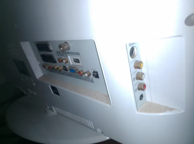 Televisor Samsung Blanco y Rojo