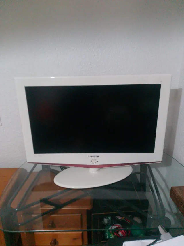 Televisor Samsung Blanco y Rojo