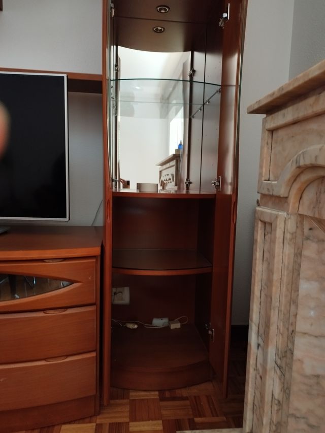 Vitrina de madera y cristal