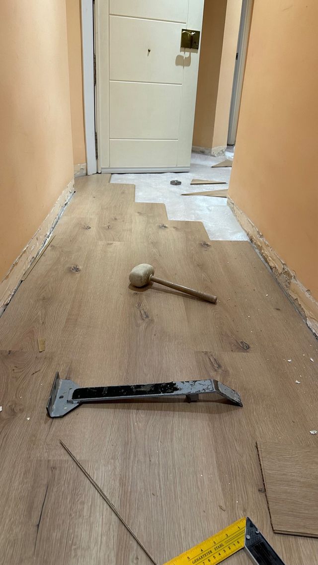 Instalación suelo laminado/vinílico y rodapié
