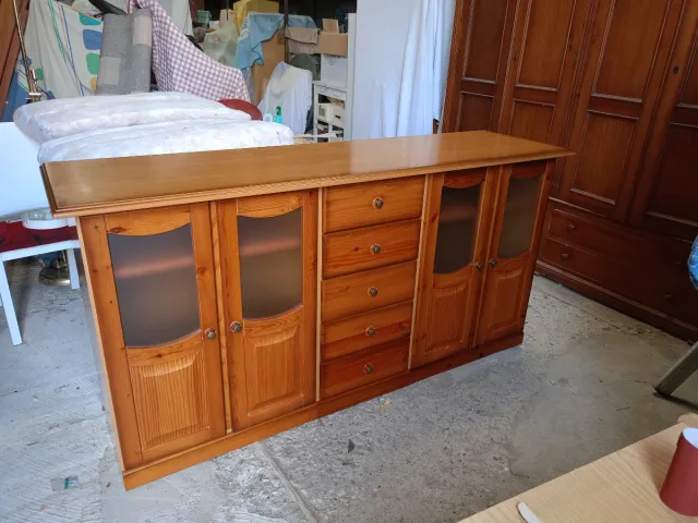 Aparador de madera con estante