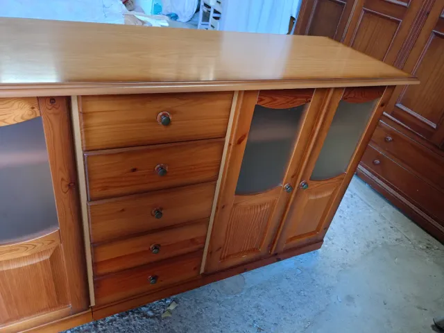 Aparador de madera con estante