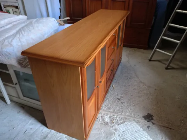 Aparador de madera con estante