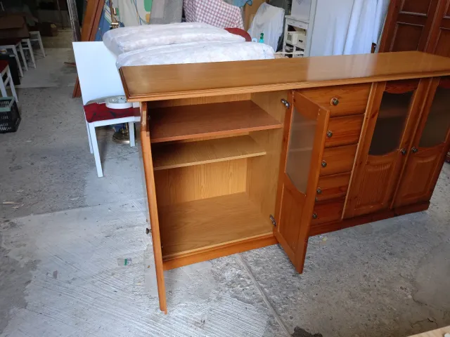 Aparador de madera con estante