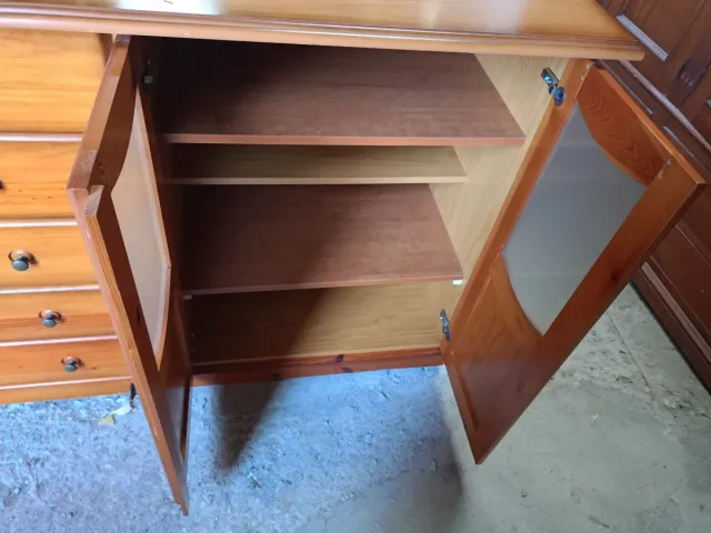Aparador de madera con estante