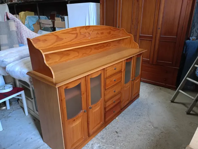 Aparador de madera con estante