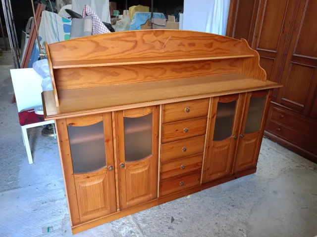 Aparador de madera con estante