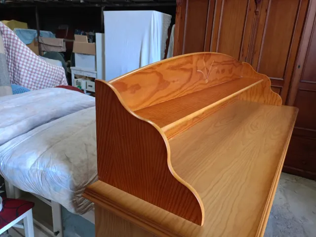Aparador de madera con estante