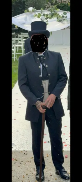 Traje de novio azul marino