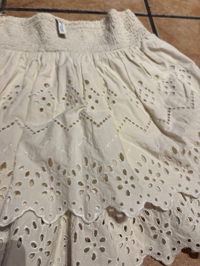 Falda Zara blanca bordada