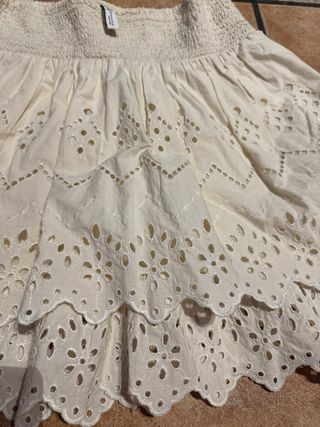 Falda Zara blanca bordada