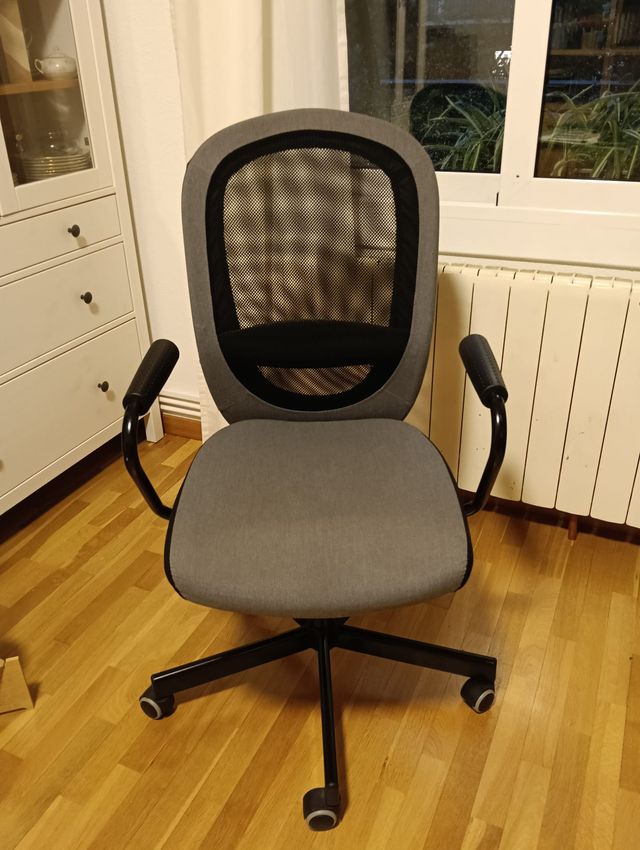 Silla de oficina con ruedas y reposabrazos