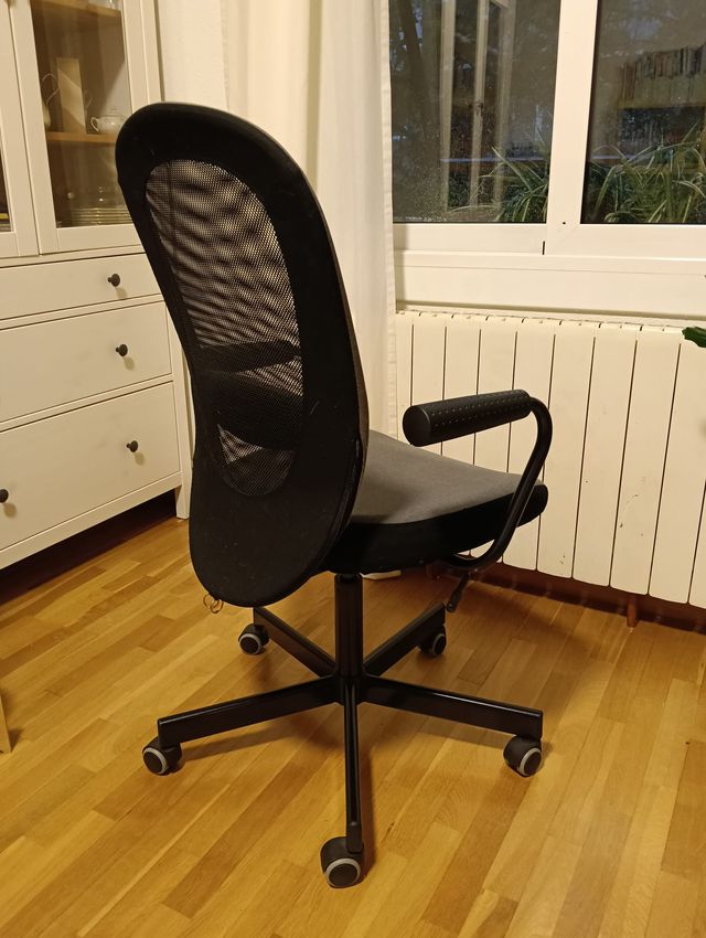 Silla de oficina con ruedas y reposabrazos