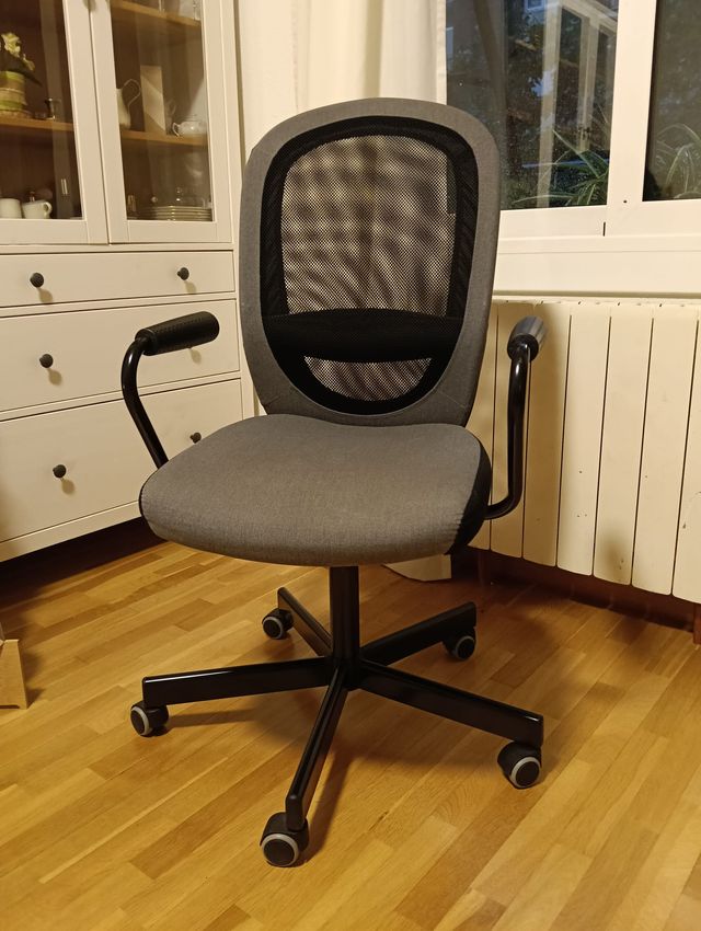 Silla de oficina con ruedas y reposabrazos