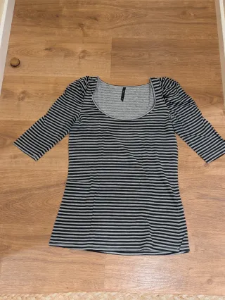 Camiseta de rayas grises y negras