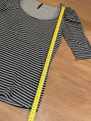 Camiseta de rayas grises y negras