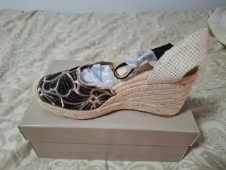 Alpargatas cuña bordadas beige y negro.