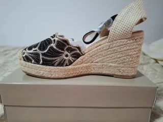 Alpargatas cuña bordadas beige y negro.