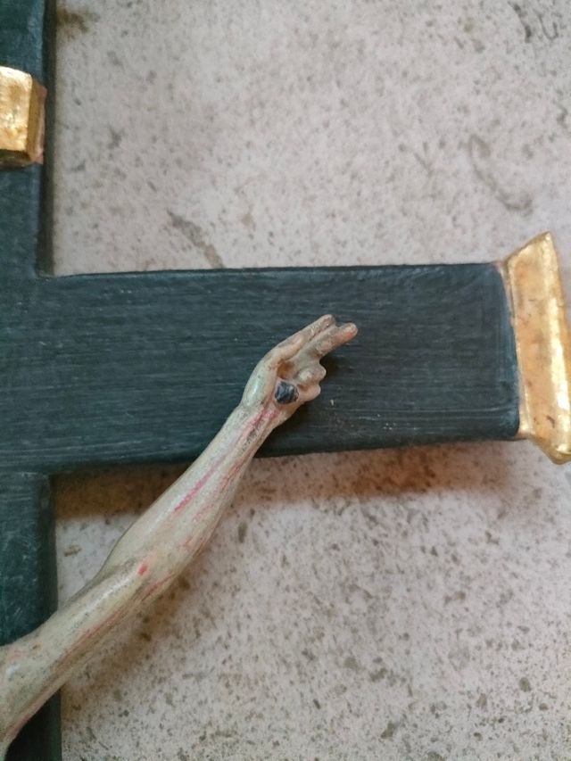 Antico crocifisso in legno