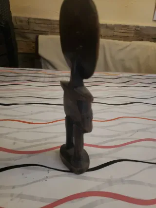 Figura africana de madera