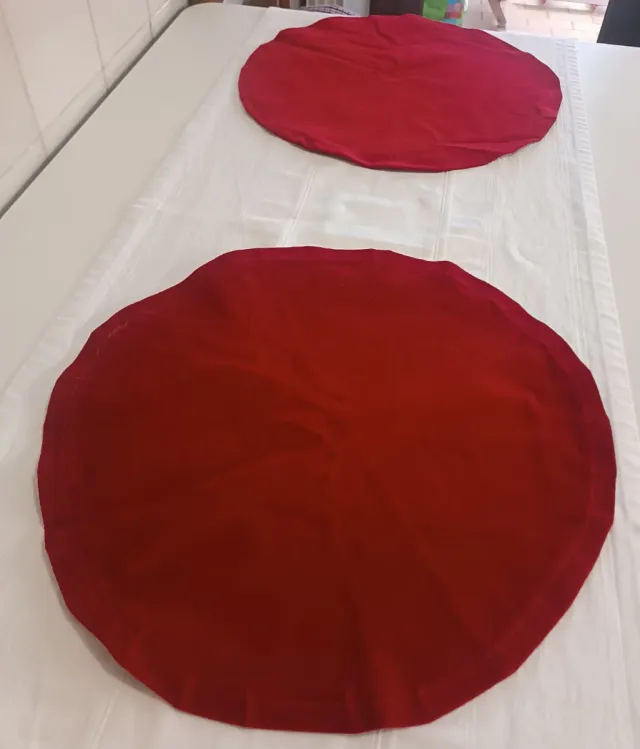 Lote 6 manteles bajo plato terciopelo rojo guinda.